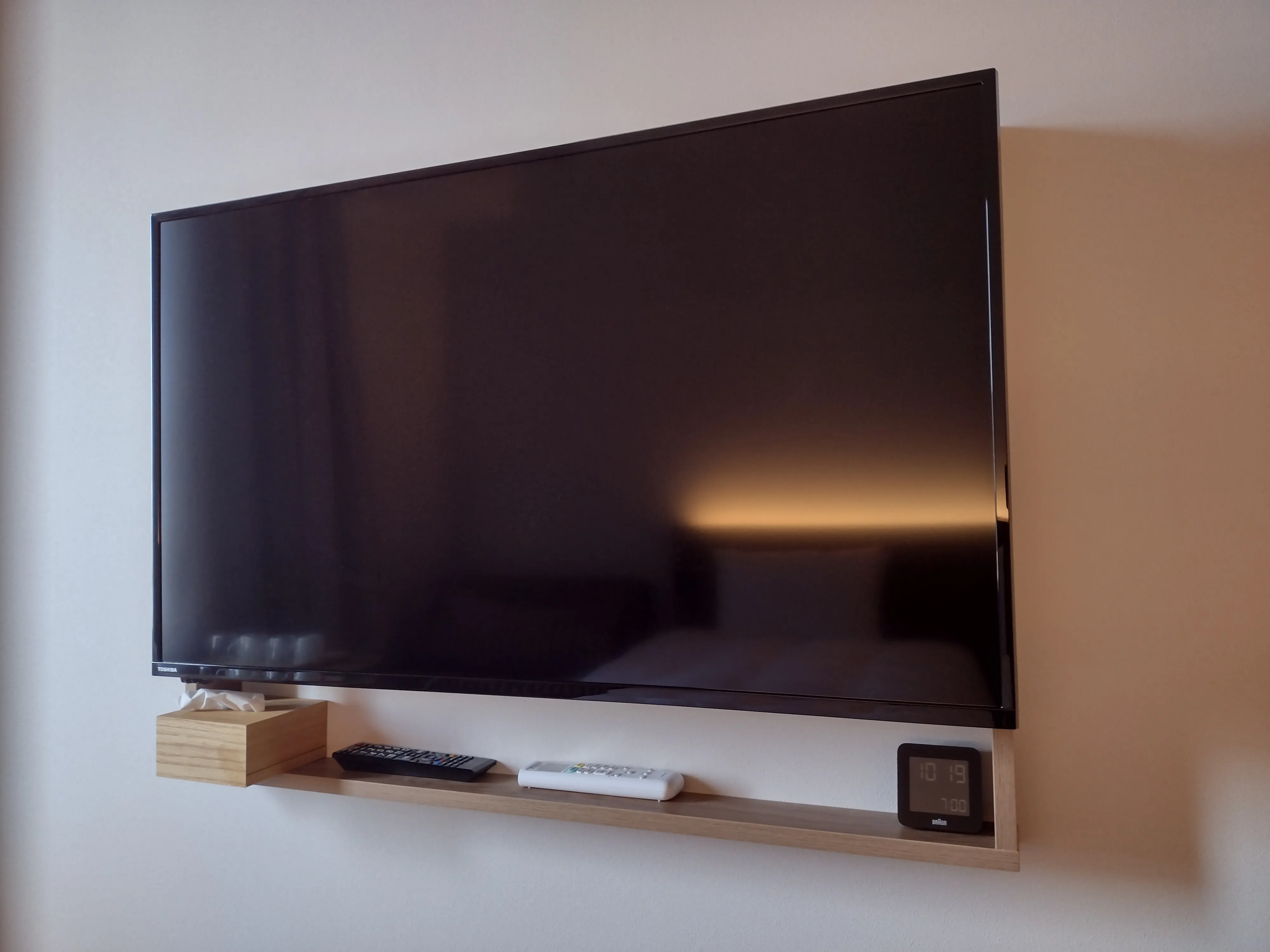 リビングルームのテレビ設置写真